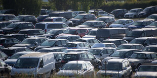 Autos stehen dicht an dicht auf einem Parkplatz.