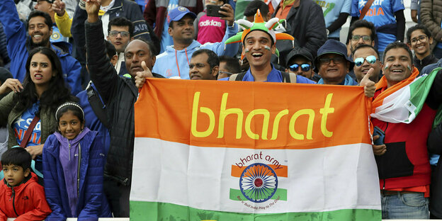 Zuschauer beim Krcketspiel mit einem Transparent auf dem der Name Bharat für Indien steht