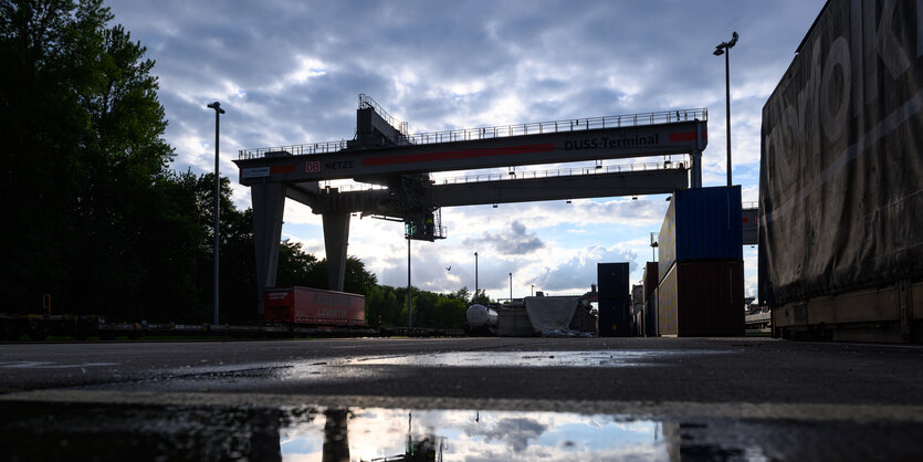 Duss-Bahnterminal mit Portalkran und Containern in Hamburg