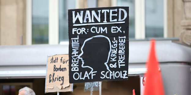 Kundgebung des DGB zum Tag der Arbeit in Düsseldorf Schild: Gesucht - For: Cum Ex / Brechmittel / Kriegstreiberei / Olaf Scholz