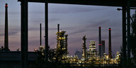 Anlagen zur Rohölverarbeitung auf dem Gelände der PCK-Raffinerie in Schwedt am Abend
