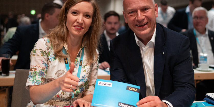 Das Bild zeigt Kai Wegner und Ottilie Klein von der CDU