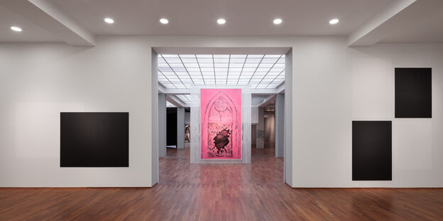 Blick in die Ausstellung von Nadia Kaabi-Linke, in der Mitte ein Rosa