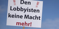 Schild mit Aufschrift "Den Lobbyisten keine Macht mehr!"