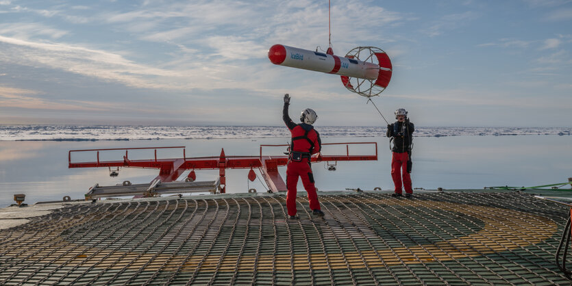 Eisdickemessapparat wird von Helikopter herabgelassen