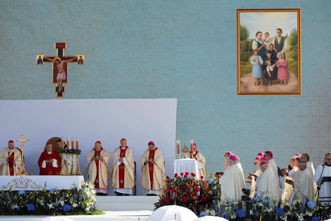 HOhe Kirchenoberhäupter bei einer Messe vor einem Familienbildnis