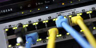 Gelbe und Blaue Kabel stecken in einem Router