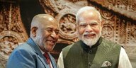 Narendra Modi (r), Premierminister von Indien, begrüßt beim G20-Gipfel Azali Assoumani