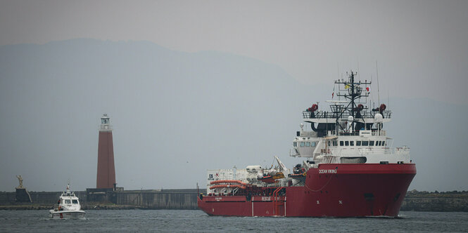 Blick auf das Seenotrettungsschiff «Ocean Viking» auf dem Wasser