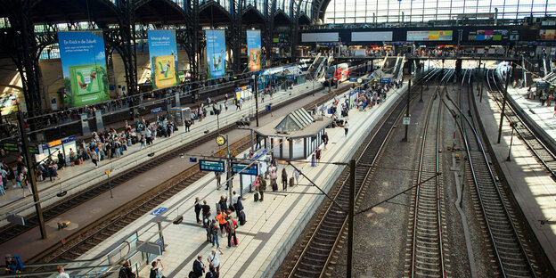 Verwaiste Bahnsteige am Hauptbahnhof Hamburg nach dem