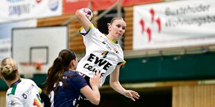 Toni Reinemann wirft einen Ball im Sprung.