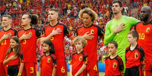 Belgische Nationalteam in einer Reihe aufgestellt beim Abspielen der Nationalhymne