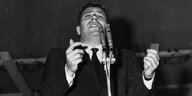 Bruno Martino singend auf einem schwarz-weiß Foto.