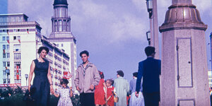eine Familie in den 50er Jahren auf der Stalin-Allee in Ost-Berlin