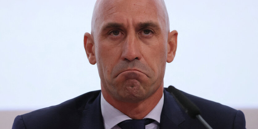 Rubiales macht eine Grimasse.