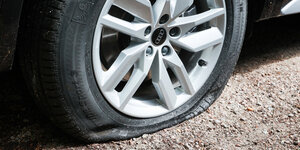 Platter Reifen an einem Auto.