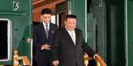 Kim Jong Un steigt aus einem grünen Zug aus