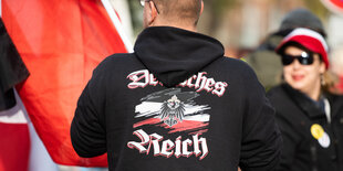 Mensch von hinten mit Pulli-Aufdruck "Deutsches Reich"