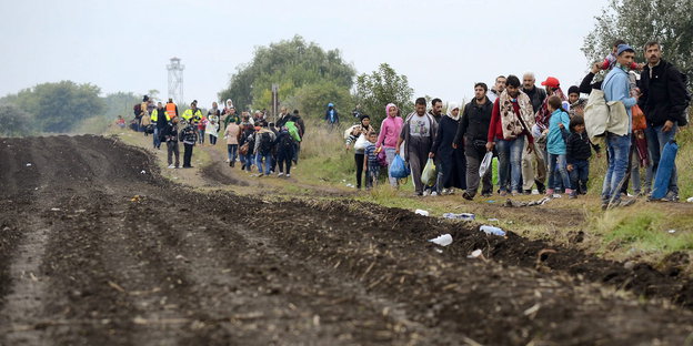 Flüchtlinge kommen in Roszke an.