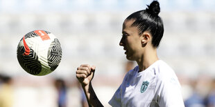 Fußballerin Jennifer Hermoso mit einem Fußball.