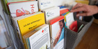 Broschüren einer Schwangerschaftsberatung stecken in einem Display. Die Schwangerschaftsberatungsstellen in Sachsen-Anhalt werden von immer weniger Menschen aufgesucht