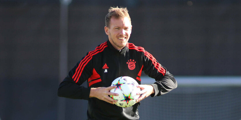 Trainer Julian Nagelsmann mit Ball.