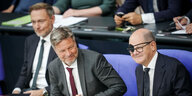 Christian Lindner , Robert Habeck, und Bundeskanzler Olaf Scholz (SPD) sitzen im Plenarsaal des Bundestags