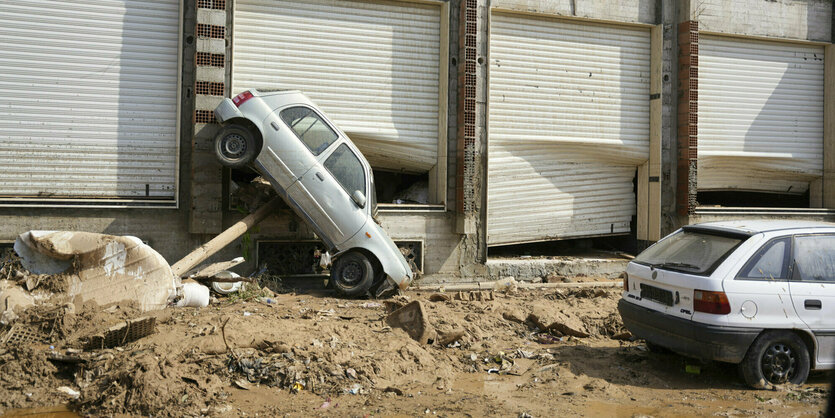 Zerstörte Autos nach einer Überschwemmung.