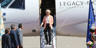 Kommissionspräsidentin von der Leyen verlässt ein Flugzeug.