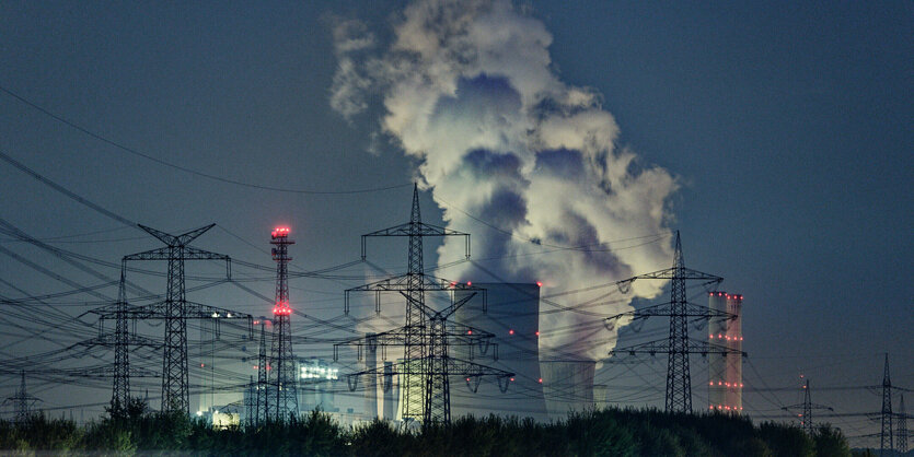 Kraftwerk mit Hochspannungsleitungen.