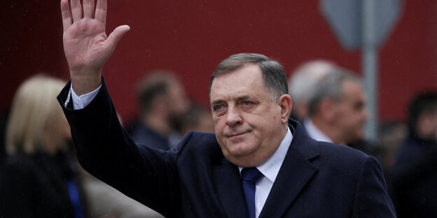 Präsident Milorad Dodik winkt.
