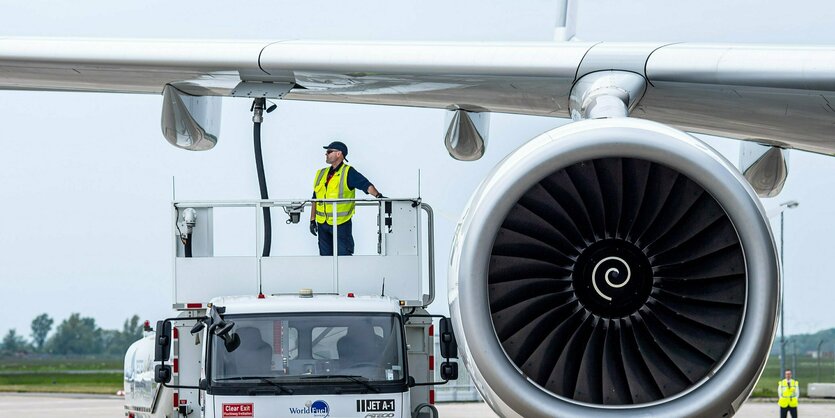 Betankung eines Flugzeuges.