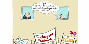 Die Karikatur zeigt zwei ältere Menschen, die sich angesichts von Protesten jüngerer Menschen damit trösten, dass diese jungen Demonstranten ja noch nicht wählen dürften.