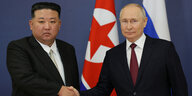 Kim Jong Un und Wladimir Putin schütteln sich die Hände