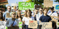 Junge DemonstrantInnen mit Plakaten zum Klimastreik