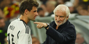 Thomas Müller und Rudi Völler unterhalten sich