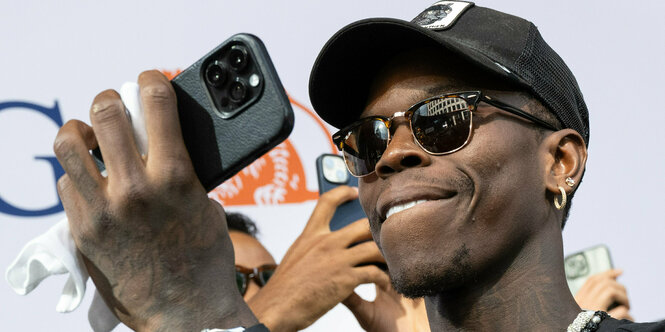 Schönen Dunk! Basketball-Weltmeister Dennis Schröder lässt sich in Frankfurt am Main feiern.