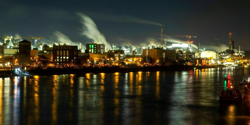 Nachtaufnahme von der BASF in Ludwigshafen mit dem Rhein im Vordergrund