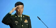 Li Shangfu, Verteidigungsminister von China, salutiert