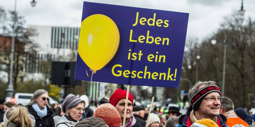 Plakat mit Luftballon und "Jedes leben ist ein Geschenk"Aufschrift