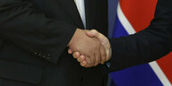 Handschlag Kim und Putin im Ausschnitt