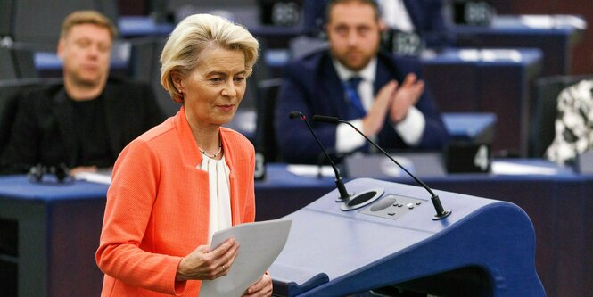 Ursula von der Leyen verlässt mit einem Manuskript das Rednerpult, ein Abgeordneter applaudiert