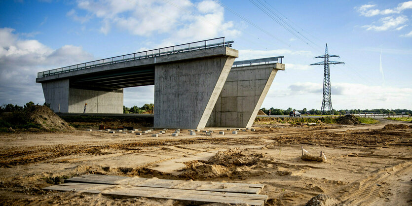 Betonbrückenteil in Sandwüste