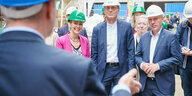 Das Foto zeigt die Senatsmitglieder Manja Schreiner, Christian Gaebler und Kai Wegner bei ihrer Baustellentour am Mittwoch.