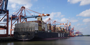 Ein Containerschiff liegt am Kai im Hamburger Hafen