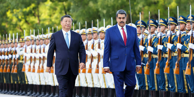 Nicolas Maduro und Xi Jinping vor einem militärischen Begrüßungskommando