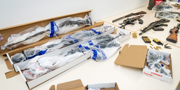 Beweismittel in Form von Waffen, die bei einem SEK-Einsatz in Boxberg sichergestellt wurden, liegen eingepackt in Plastikfolie auf einem Tisch im Polizeipräsidium Heilbronn.