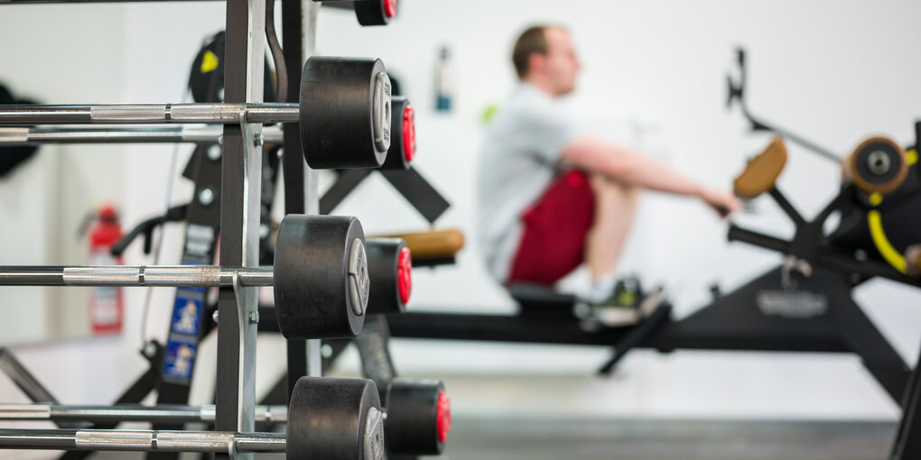 Ein Mann trainiert in einem Fitnessstudio