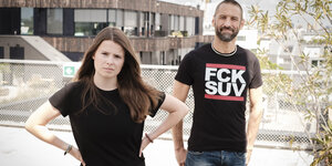 Luisa Neubauer und Tadzio Müller stehen in schwarzen T-shirts nebeneinander