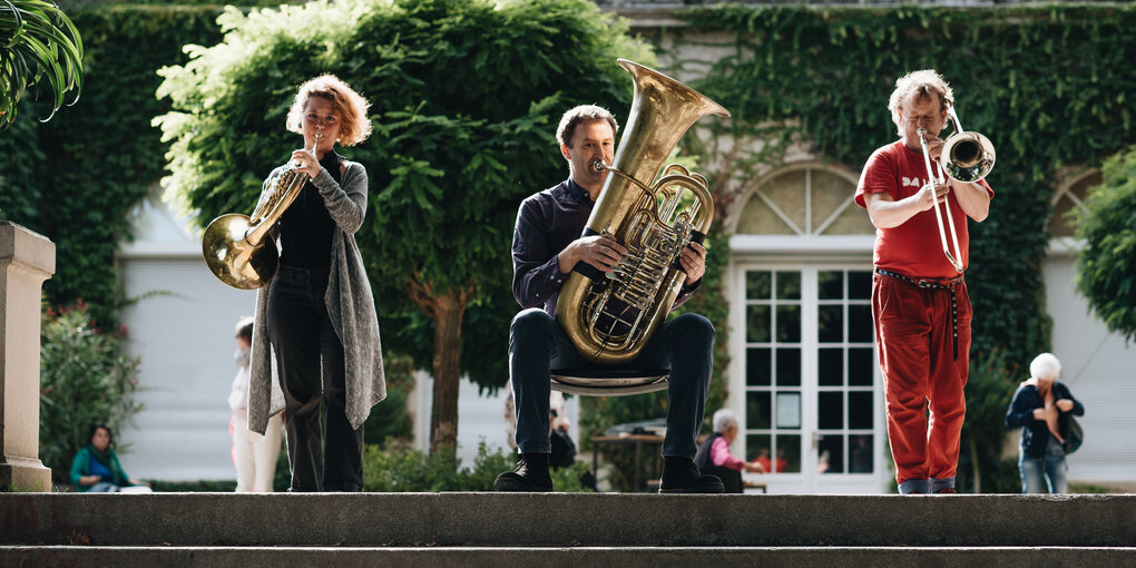 Das Blechbläsertrio Zinc & Copper auf einer Terrasse mit Instrumenten